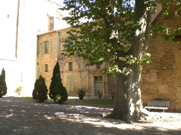 cour d'honneur de l'abbaye de la Valmagne