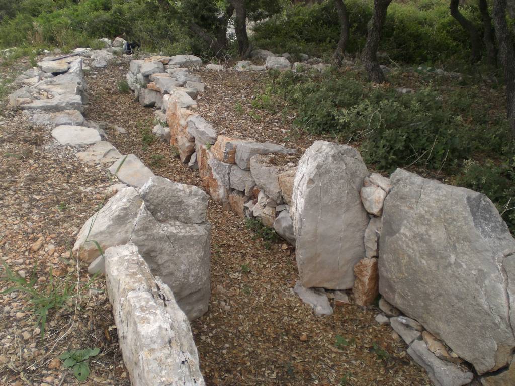 vue du dolmen de Frontignan